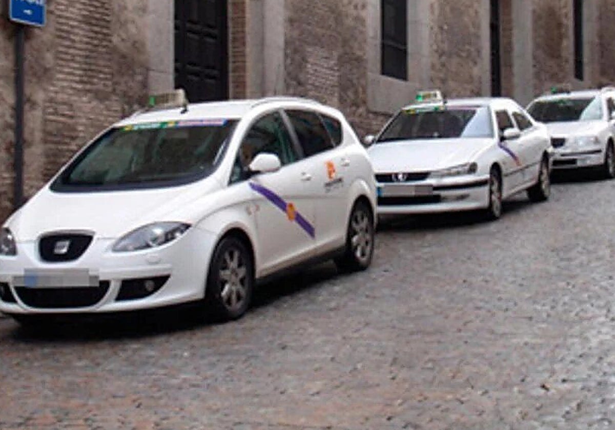 Parada de taxis junto al Museo del Ejército, en la cuesta de Carlos V