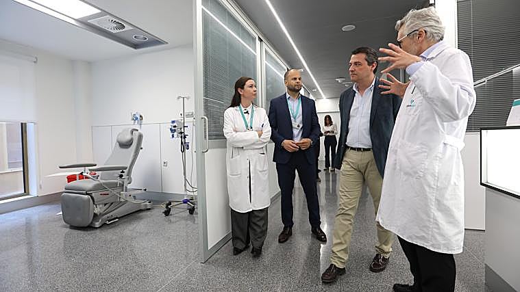 El alcalde de Córdoba, este miércoles visitando la Unidad de Investigación Clínica de Quirónsalud