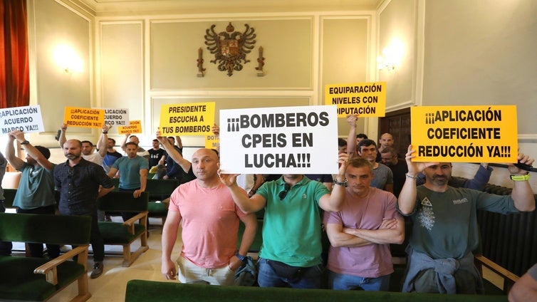 Un grupo de bomberos protesta  en el Pleno de la Diputación de Toledo: "Queremos dejar de ser trabajadores de segunda"