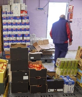 Imagen secundaria 2 - Arriba, Tamara, una de las beneficiarias de los carros de la compra del Pato Amarillo. Abajo, la comida organizada, lista para repartir, y lel almacén