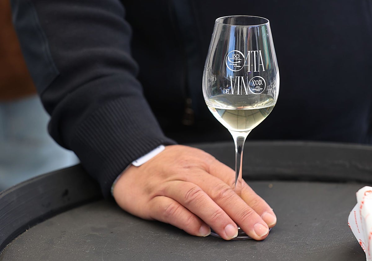 Copa con vino en la Cata de Córdoba