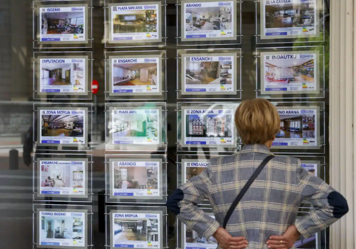 Una mujer en Bilbao frente a una inmobiliaria