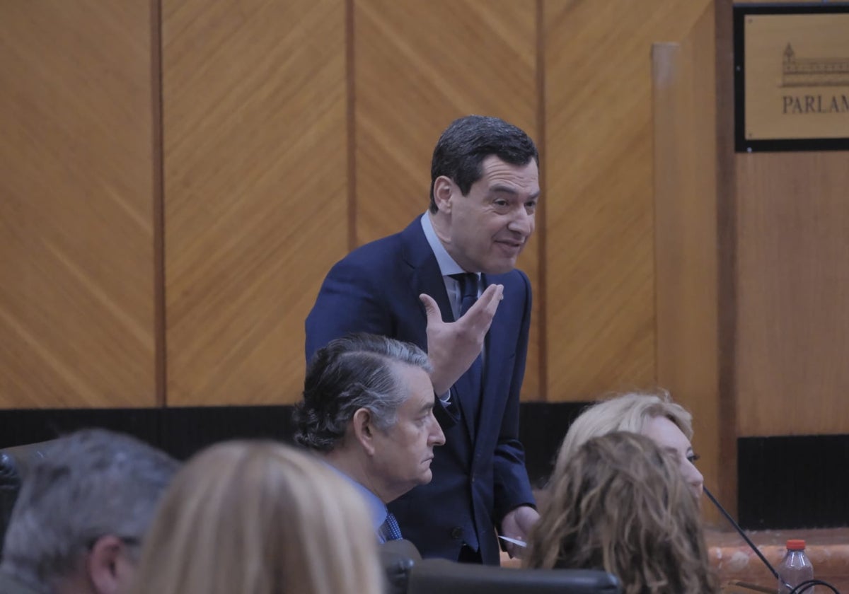 El presidente Juanma Moreno durante la sesión de control en el Parlamento