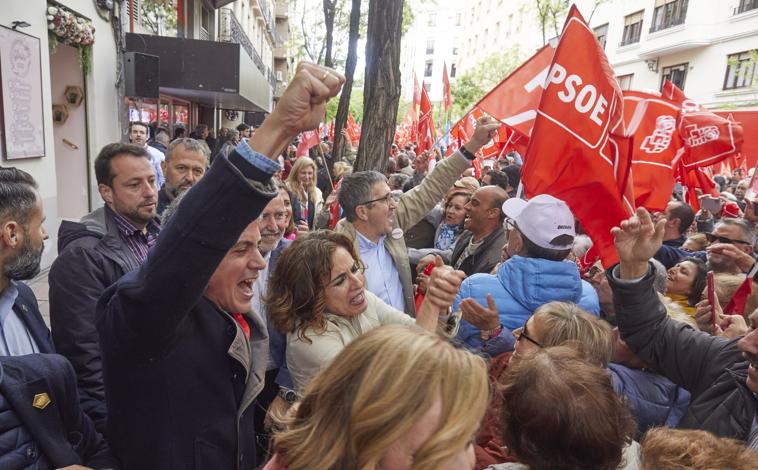 Imagen principal - Fotografías de Montero, Bolaños y militantes del PSOE expresando su apoyo a Sánchez aquel día a las puertas de Ferraz