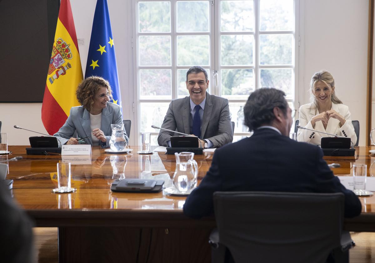 María Jesús Montero, Pedro Sánchez y Yolanda Díaz, en una reunión en Moncloa