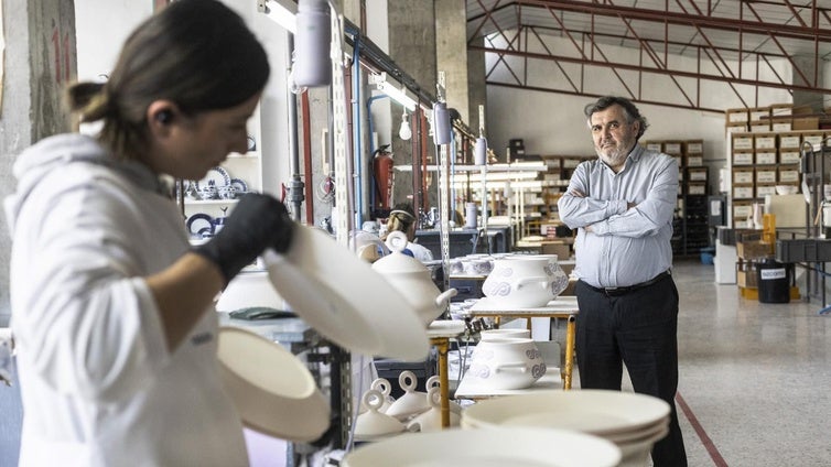 Sargadelos vuelve a los despidos y anuncia tres en su planta de Cervo