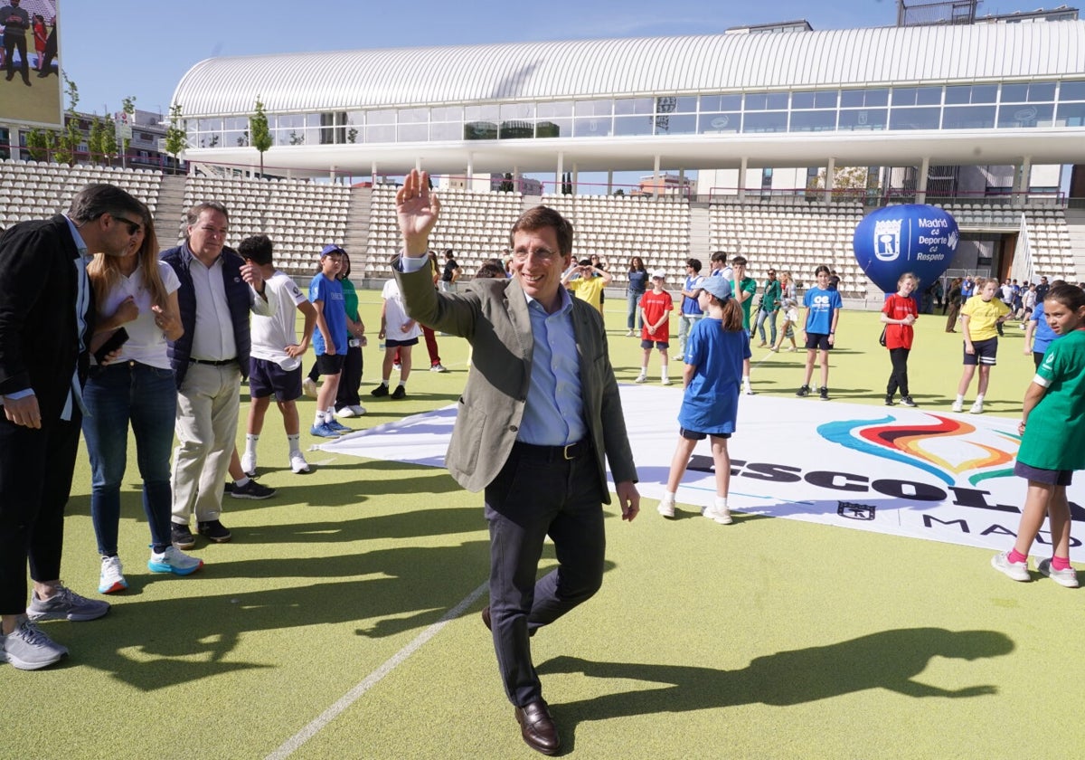 El alcalde Almeida inaugura las olimpiadas infantiles en el estadio Vallehermoso