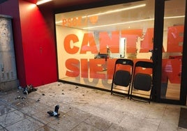 Un encapuchado lanza explosivos caseros dentro de la sede del PSOE de Cantabria durante un acto sobre Memoria Democrática