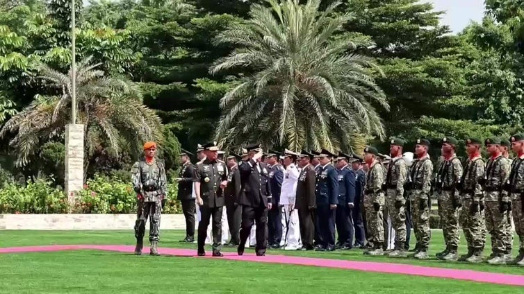 Indonesia recibe con honores al general al mando de las tropas niponas