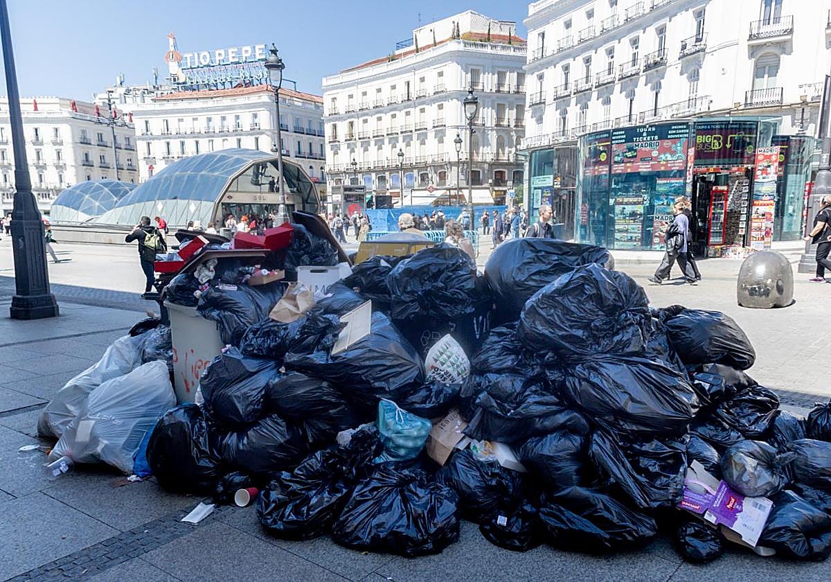 Aglutinación de desechos por la huelga indefinida de las empresas de basura en el centro de la ciudad