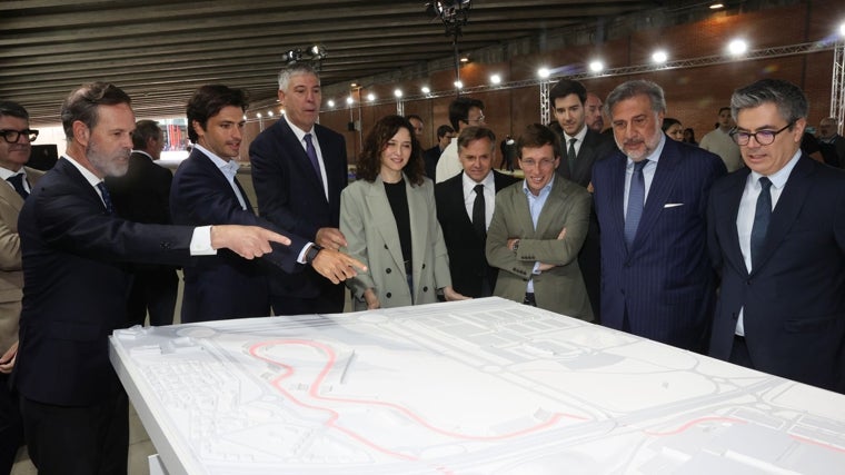 Ante la maqueta del circuito 'Madring', de Fórmula 1 en la capital