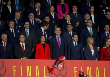 María Jesús Montero, a la derecha del Rey Felipe VI, y Juanma Moreno al otro lado en la pasada final de la Copa del Rey de 2024 en el estadio de La Cartuja de Sevilla