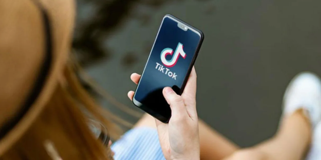 Detenida la madre de una niña de 8 años que grabó vídeos de contenido sexual y los publicó en Tiktok