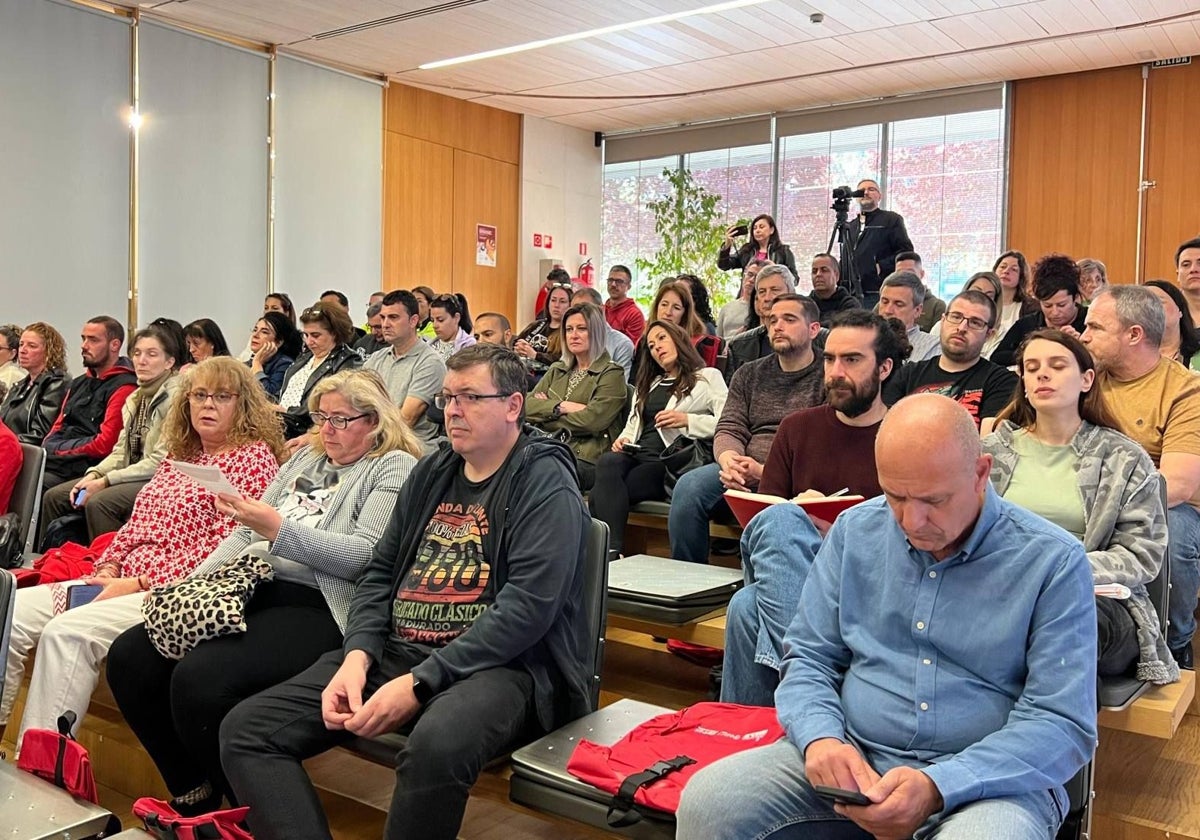 Delegados y delegadas en una jornada sobre salud laboral en Guadalajara