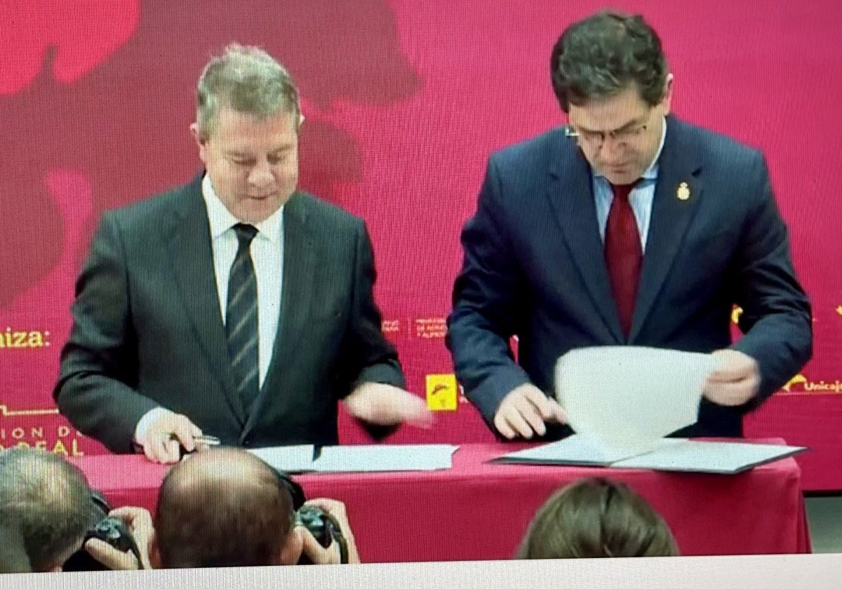 Page firma con el presidente de la Diputación de Ciudad Real, Miguel Ángel Valverde, el convenio para la nueva edición de Fenavin