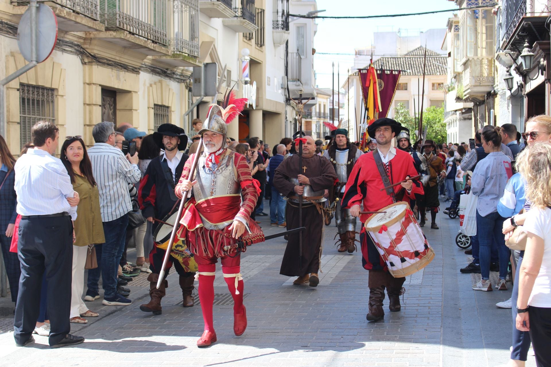 El espectacular desfile del Tercio de Olivares por las calles de Montilla, en imágenes