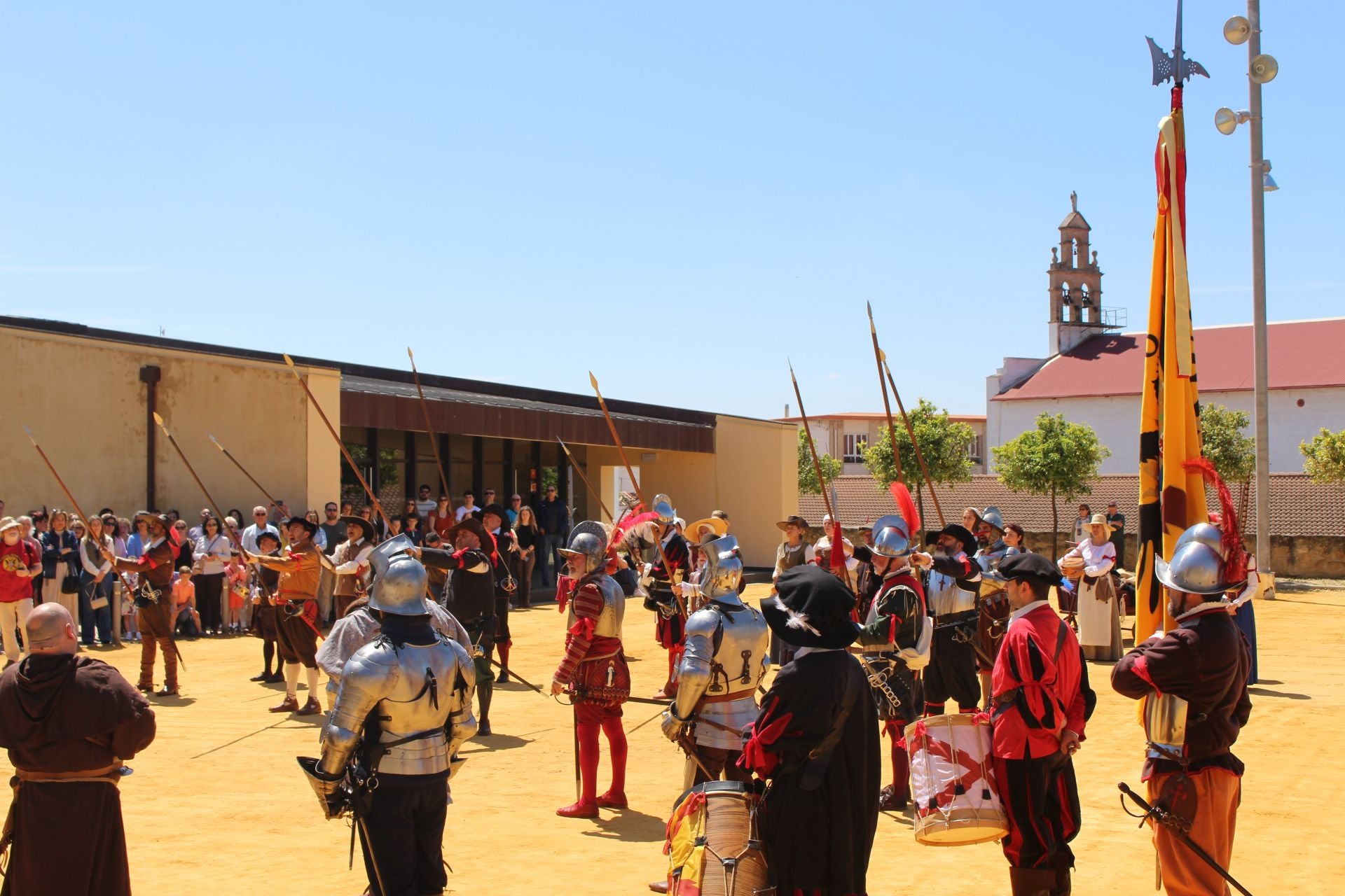 El espectacular desfile del Tercio de Olivares por las calles de Montilla, en imágenes