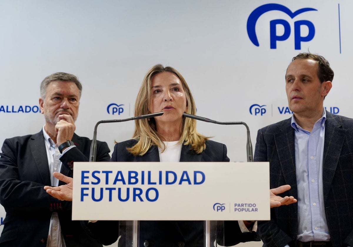 Alicia García, acompañada por Francisco Vázquez y Conrado íscar, este sábado en la sede del PP de Valladolid