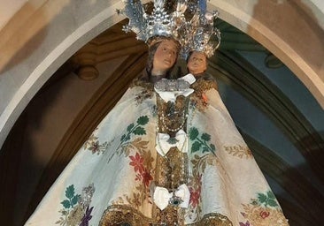 Nuestra Señora de la Fuensanta luce el manto de Pascua Florida para el Domingo de la Divina Misericordia, el 27 de abril