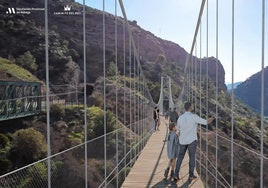 Helicópteros, tirolinas y toneladas de acero: así se construye el puente colgante más largo de España