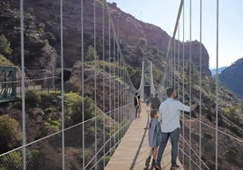 Helicópteros, tirolinas y toneladas de acero: así se construye el puente colgante más largo de España