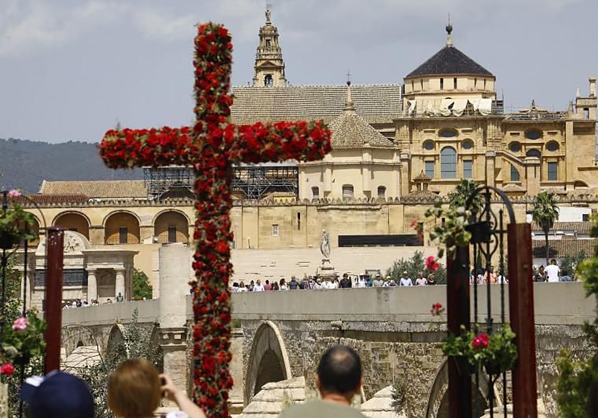 Cruces de Mayo en una imagen de archivo con la Mezquita Catedral al fondo