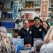Las librerías arrasadas por la dana resurgen en la Feria del Libro de Valencia: «Quienes lo saben, paran y nos abrazan»