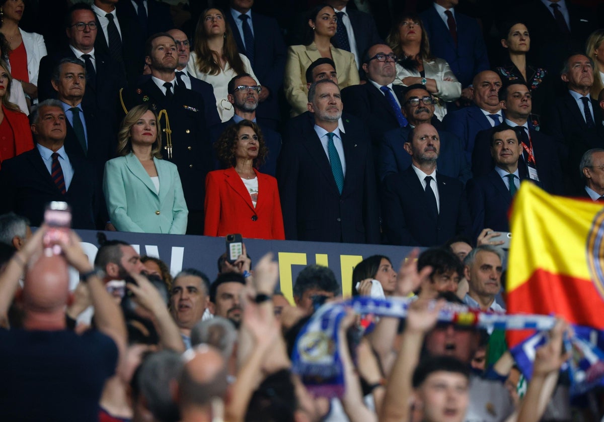 De izquierda a derecha, Joan Laporta, Pilar Alegría, María Jesús Montero, el Rey Felipe VI, Rafael Louzán y Juanma Moreno, este sábado en el palco de la Final de la Copa del Rey en el estadio de La Cartuja de Sevilla