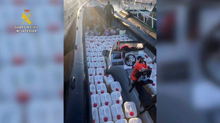 La Guardia Civil requisa una narcolancha con 102 garrafas de gasolina en el río Guadiana en Huelva