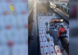 La Guardia Civil requisa una narcolancha con 102 garrafas de gasolina en el río Guadiana en Huelva