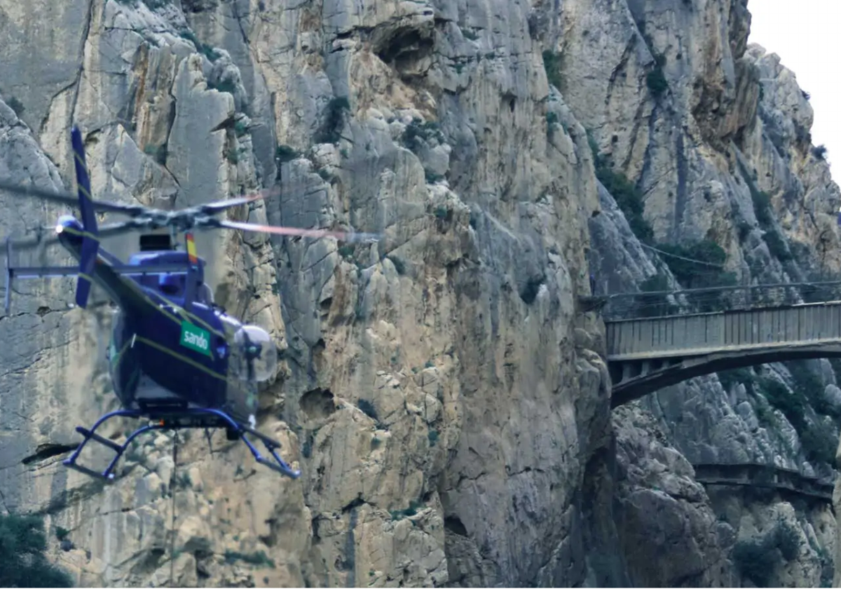 Imagen de un helicóptero en el Caminito del Rey