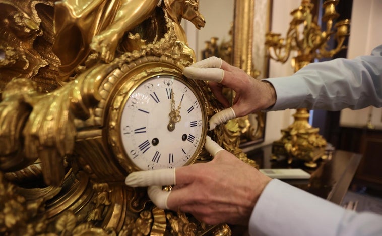 Imagen principal - Reloj del león, el más antiguo del Senado: al menos, de 1839; Reloj de sobremesa con Temis y Astrea, de Raingo Frères; y la historiadora Amelia Aranda con el libro que acaba de publicar sobre su investigación