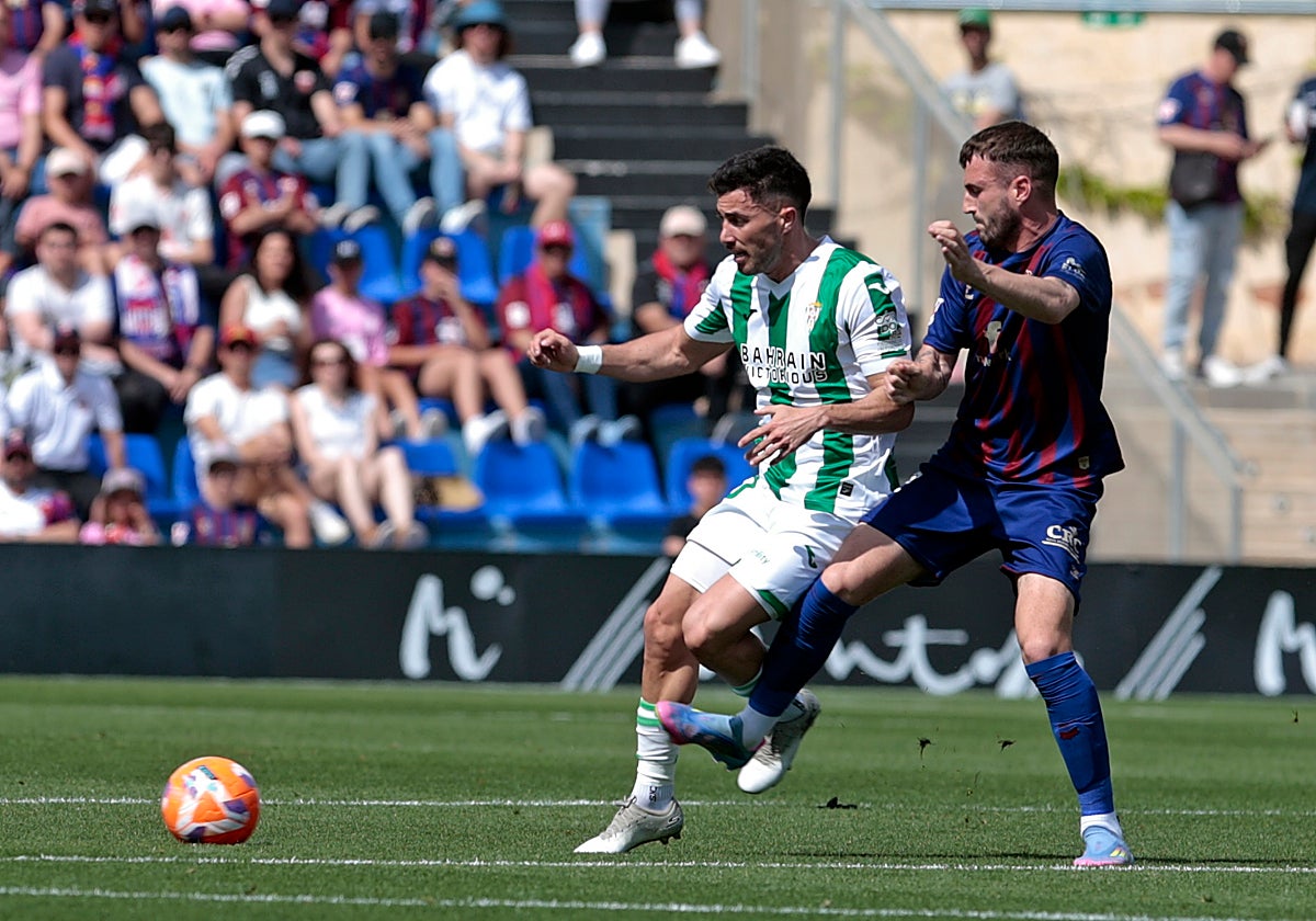 Jacobo persigue el balón ante la presión de un rival del Eldense