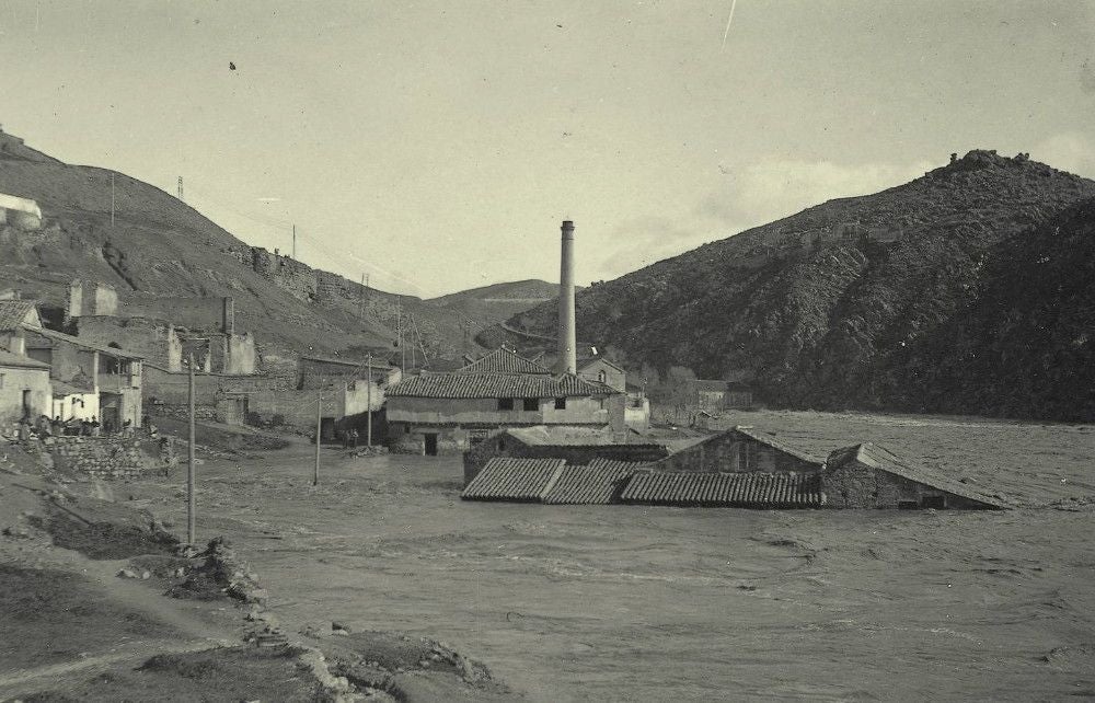 Desbordamiento del Tajo en el entorno de la Incurnia (1912). En primer término, los batanes de San Sebastián en la presa de Romayla. Al fondo, la central de vapor de 'La Electricista Toledana'. Foto de Pedro Román. Archivo de la Diputación Provincial de Toledo