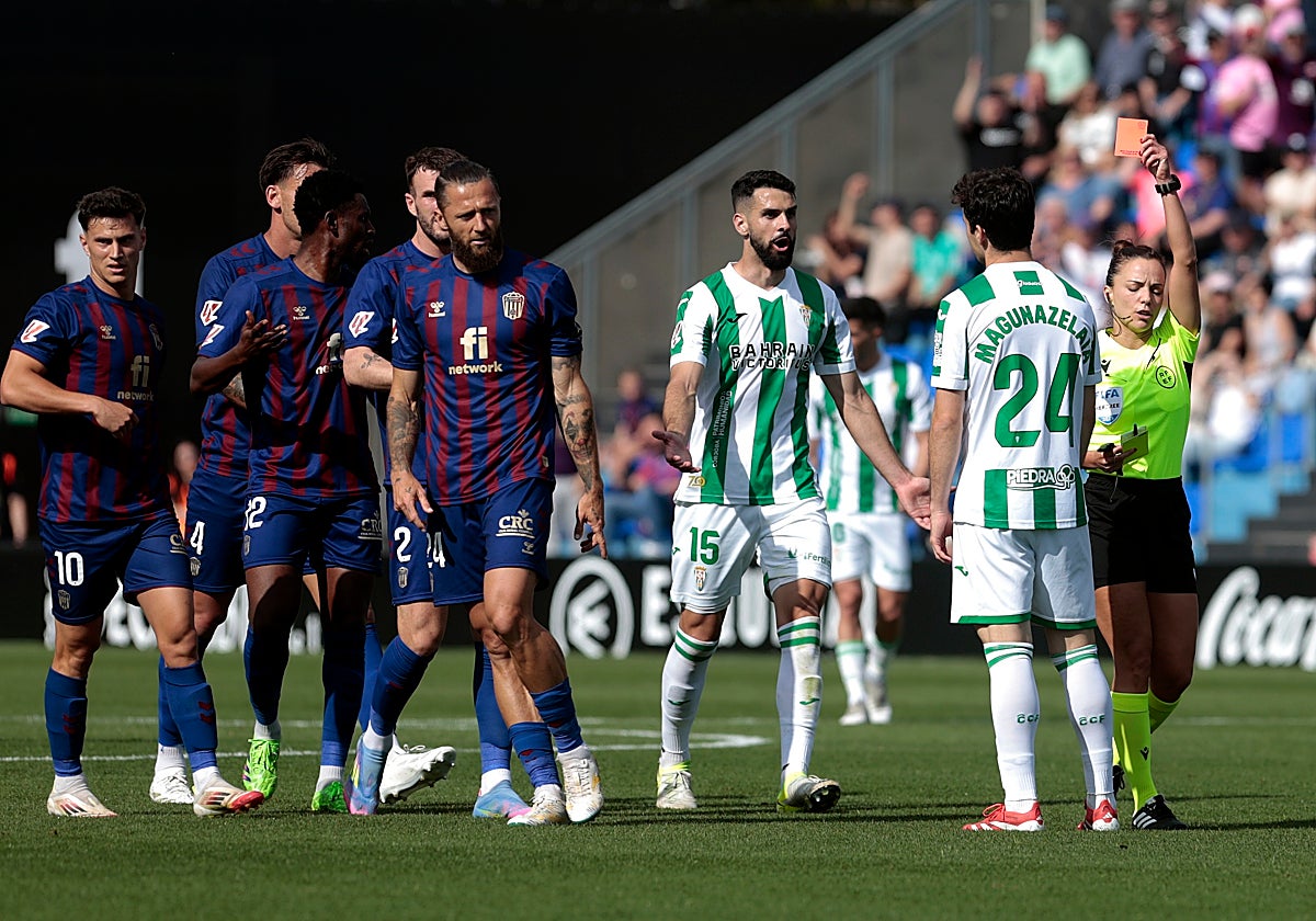 La árbitra Huerta de Aza muestra la tarjeta roja a Magunazelaia ante el Eldense