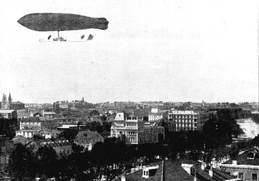 El dirigible 'España', que sobrevoló la estatua de la diosa Cibeles