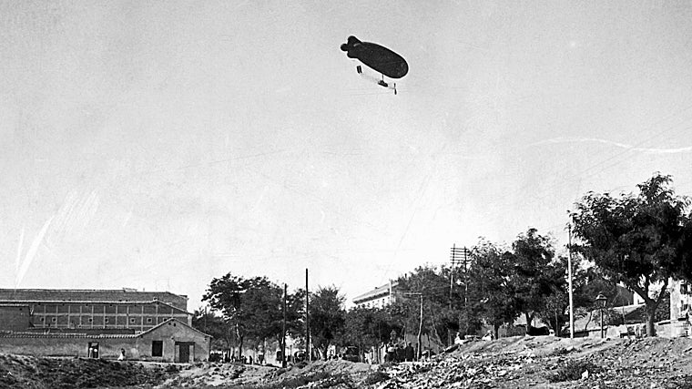 El dirigible, realizando evoluciones en el Camino de Carabanchel, a comienzos de siglo