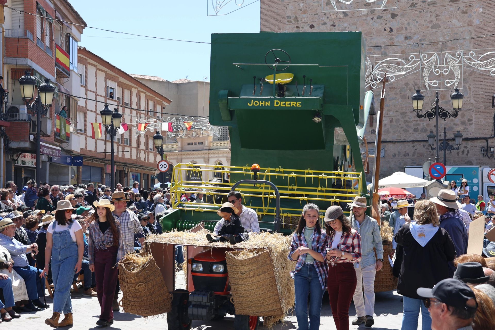 Espectacular desfile de la Fiesta del Olivo en Mora, con cientos de visitantes