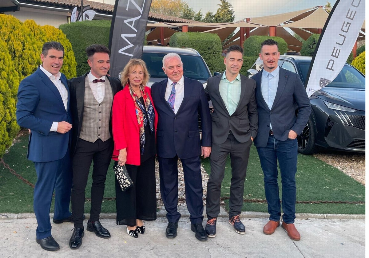 Teófilo Viñarás y María Gallart posan con sus cuatro hijos, Carlos, Roberto, Sergio y Teo, en la presentación de los nuevos vehículos