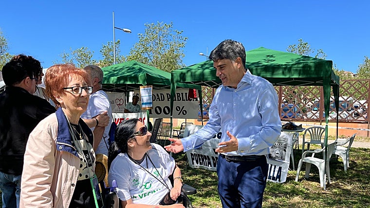 El concejal Juan José Alcalde conversa con algunos vecinos en la fiesta que se ha celebrado en el parque de Safont