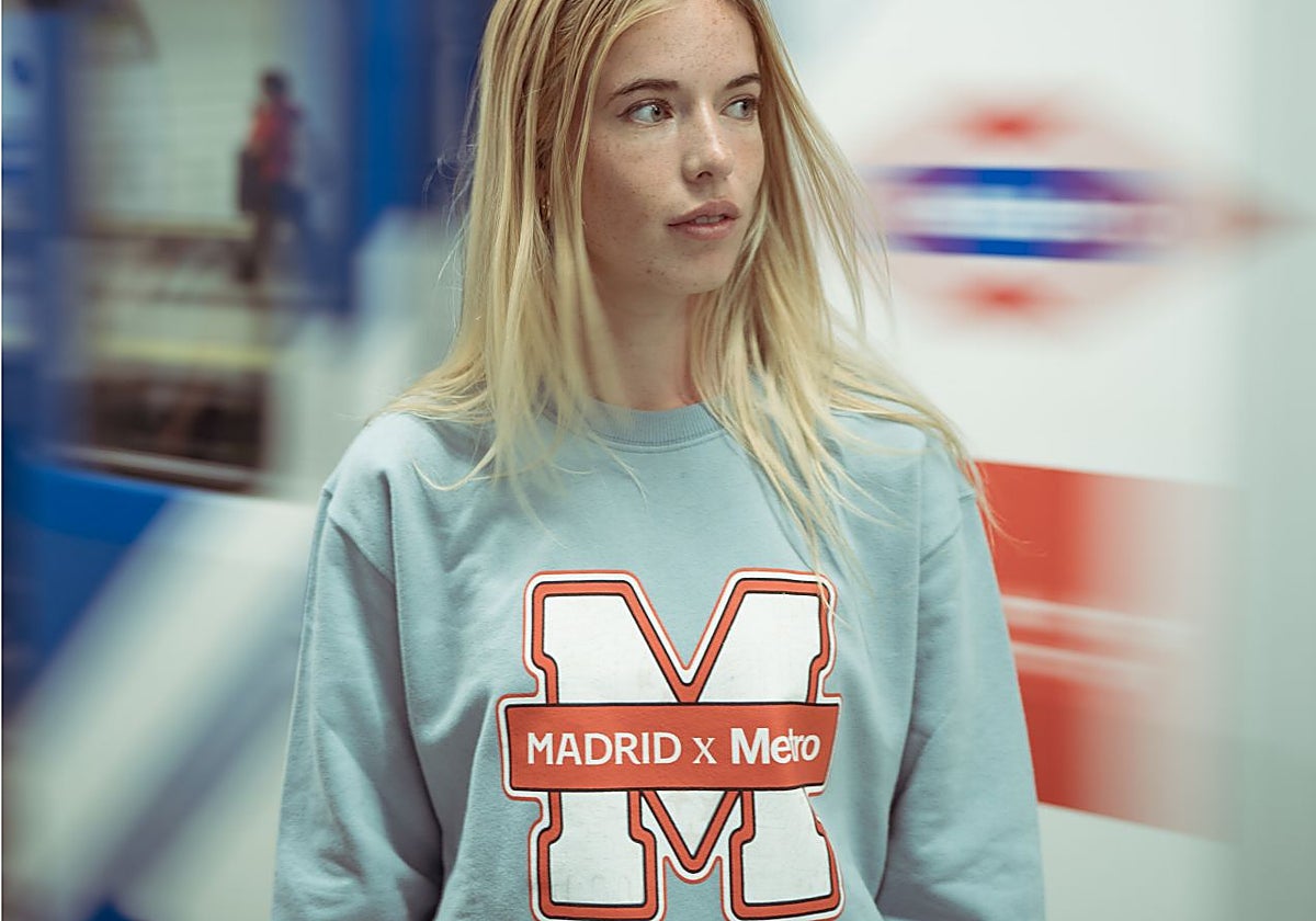 Las prendas se han diseñado con la inscripción Madrid x Metro dibujando un agran M en el centro, acompañada de elementos visuales que cobran vida a la luz solar