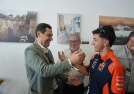 Juanma Moreno felicita a Rueda, tras su victoria este domingo en Moto3 en el Gran Premio de Motociclismo en Jerez