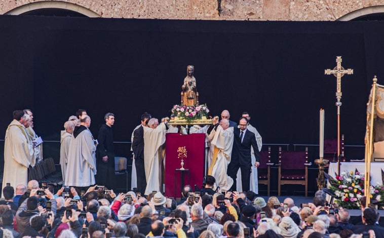 Imagen principal - Montserrat: primera procesión de 'la Moreneta' del siglo por el milenario del monasterio