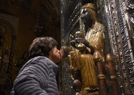 Imagen secundaria 1 - Montserrat: primera procesión de 'la Moreneta' del siglo por el milenario del monasterio