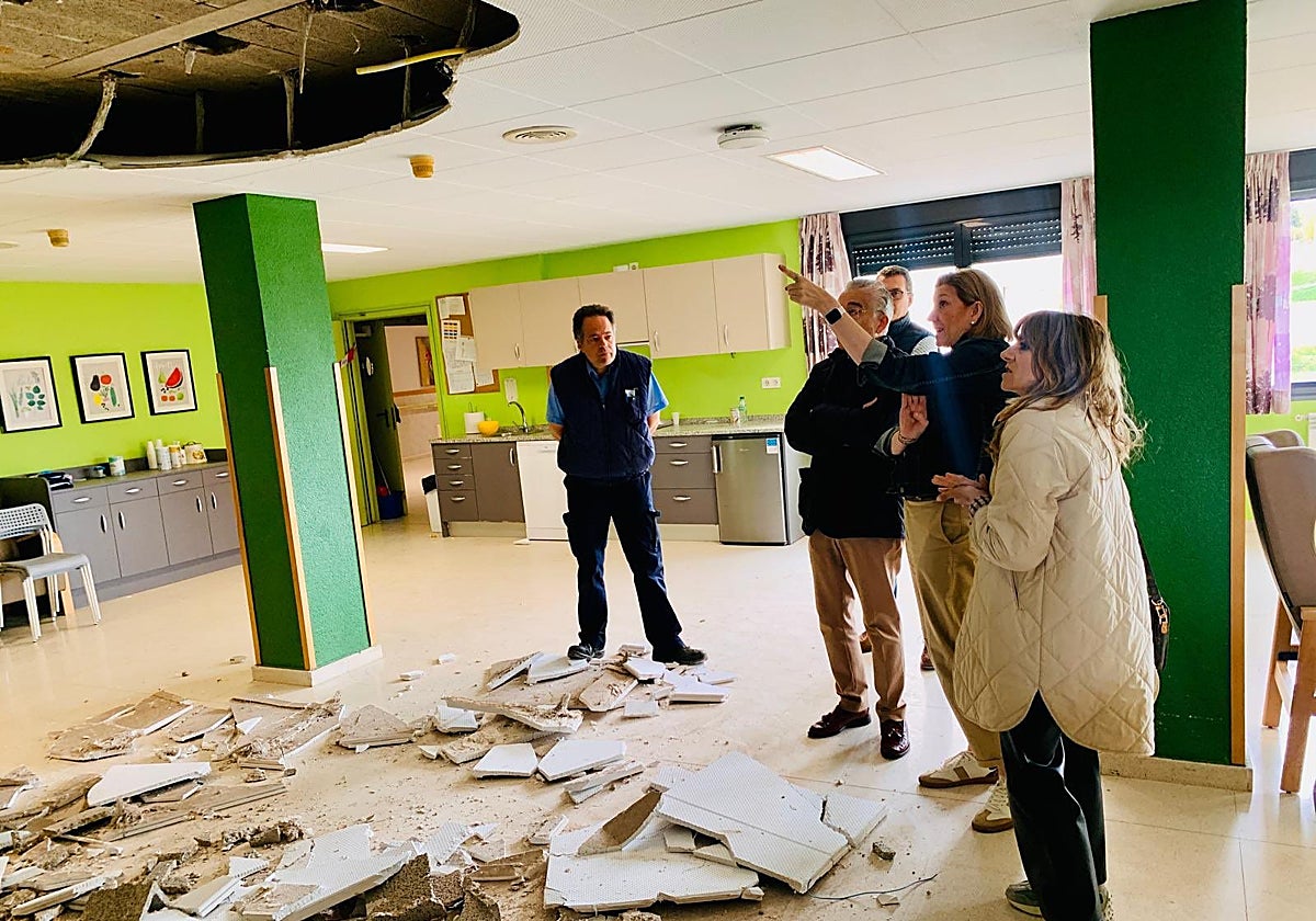 La vicepresidenta Isabel Blanco, durante la visita a la parte afectada de la residencia de mayores 'Cortes' de Burgos