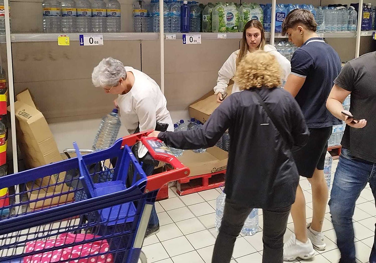 Los madrileños hacen acopio de grandes botellas