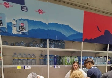 Acopio masivo de agua en el supermercado: cobro en efectivo y «hasta que el generador aguante»