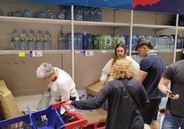 Acopio masivo de agua en los supermercados: cobro en efectivo y «hasta que el generador aguante»