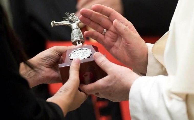 Imagen principal - Rocío López regaló al papa Francisco una réplica del Cristo de Torrijos, Archicofradía de la que es miembro honorífico. En otro de sus encuentros, el papa le regaló su solideo, que ahora se expone en la Colegiata de Torrijos