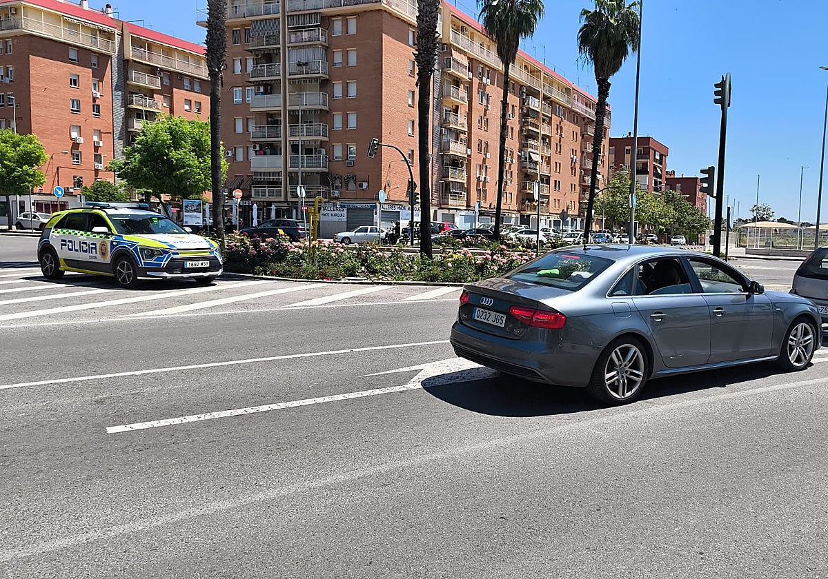 Una rotonda sin semáforos y con Policía Local en la avenida del Aeropuerto